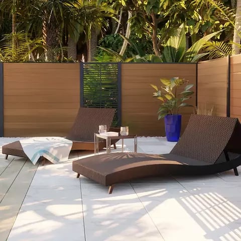 Cerco inglés WPC color teak instalado en un jardín, ejemplo de cerco WPC de larga duración